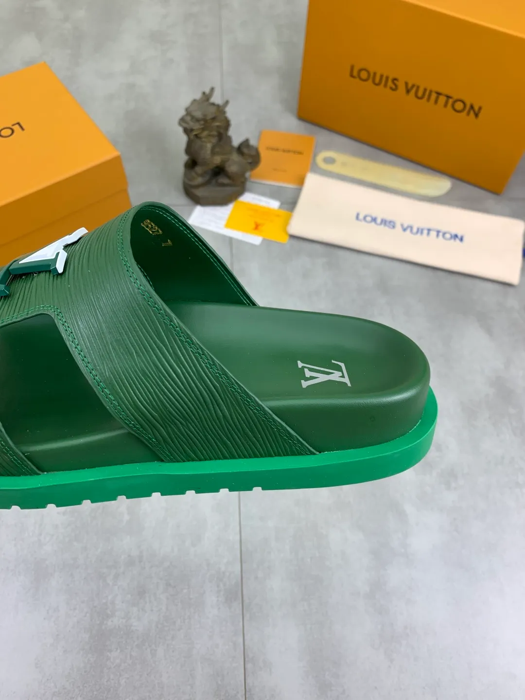 Men's shoes 💰P300💰【New style】🆘 Original quality 【LOUIS VUITTON】The popular Louis Vuitton LV men's slippers on the official website are on sale simultaneously! Original fabric imported from Italy, original factory special supply, code number: 38-44 (45 customized), many colors available